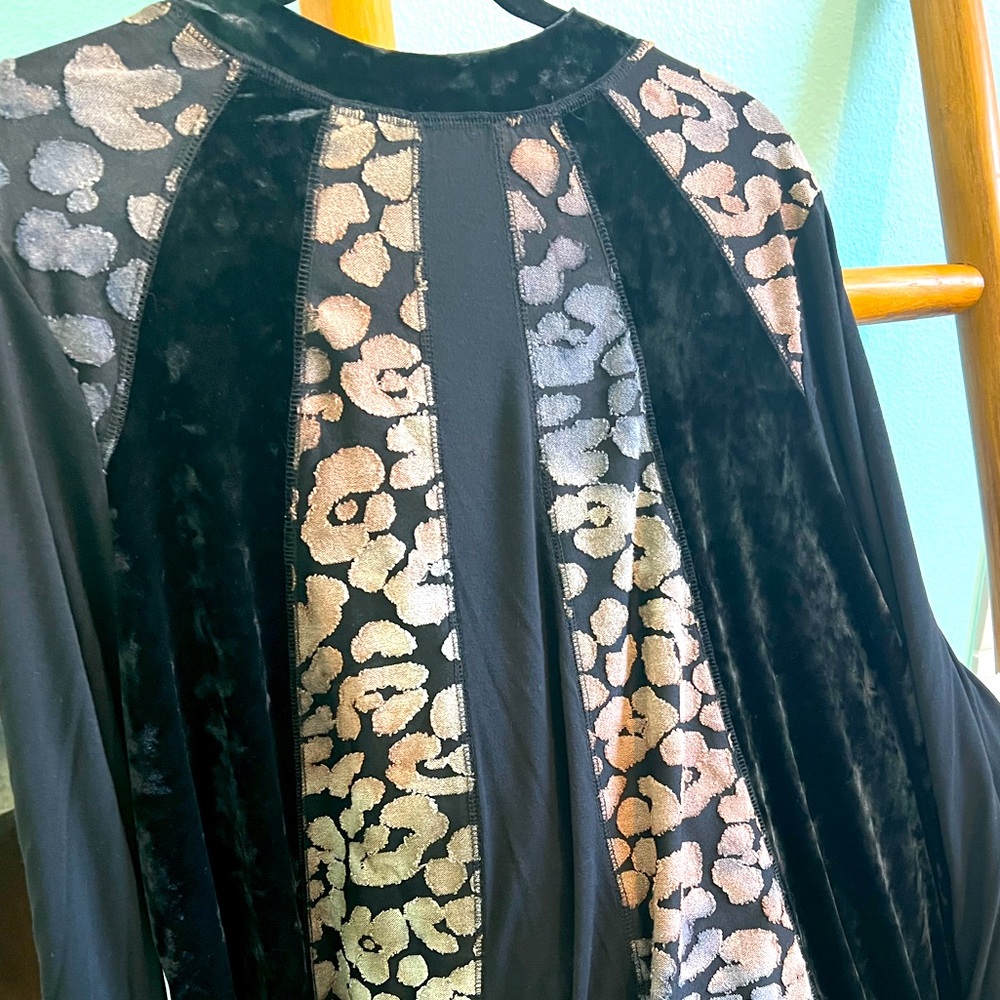 Logo lavish by Lori Goldstein rayon 230 pieced  velvet top black